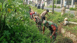 Minggu Bersih, Babinsa Desa Wonodadi Bersama Warga Kerja Bakti Bersihkan Parit Jalan Desa