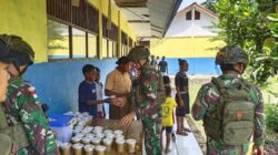 Hadirkan Senyuman, Satgas Yonif 131/BRS Bagikan Bubur Kacang Hijau Kepada Siswa-Siswi SD di Perbatasan