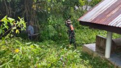 Peduli Kebersihan, Babinsa Koramil 1710-03/Kuala Kencana Bersama Warga Bersihkan Tempat Pemakaman Umum