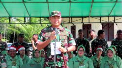 Sambut Hari Raya Natal 2024 Sekaligus Merayakan HUT Ke-28 Kodim, Dandim 1710/Mimika Berikan Bingkisan Kepada Masyarakat