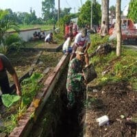 Minggu Bersih, Babinsa Kelurahan Tanggung Ajak Warga Gotong Royong Bersihkan Lingkungan Minggu Bersih, Babinsa Kelurahan Tanggung Ajak Warga Gotong Royong Bersihkan Lingkungan
