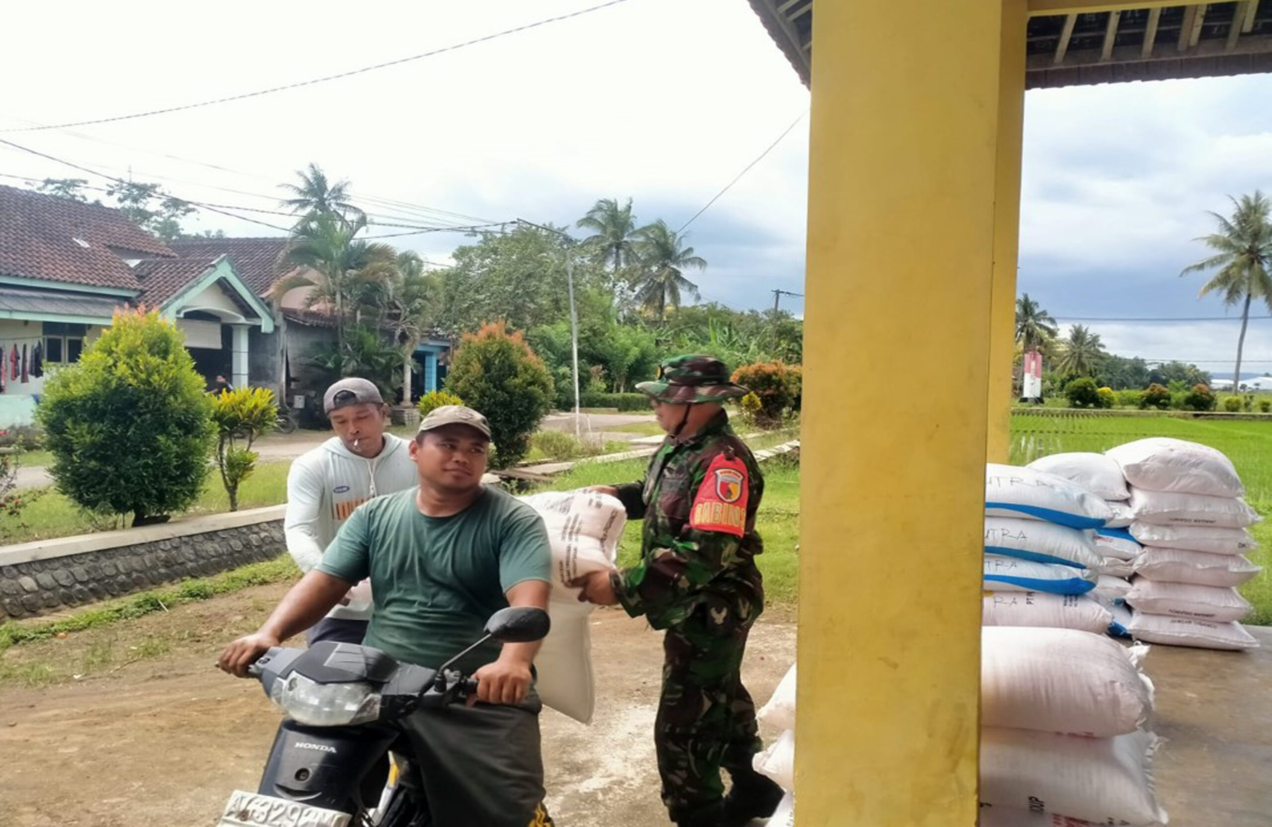 Semangat Tinggi, Babinsa Pager Gunung Dampingi Penyaluran Pupuk Subsidi Untuk Kelompok Tani