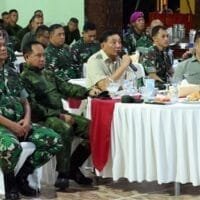 Panglima TNI Bersama Menhan RI Merayakan Malam Pergantian Tahun Bersama Ribuan Prajurit di Papua