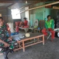 Jalin Keakraban, Babinsa Koramil 1710-02/Timika Laksanakan Komsos Dengan Petani Di Wilayah Binaan