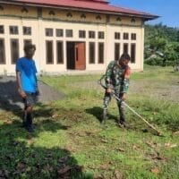 Anggota Koramil 1505-03 Maba Bersama Masyarakat Gotong Royong Bersihkan Lingkungan Masjid Anggota Koramil 1505-03 Maba Bersama Masyarakat Gotong Royong Bersihkan Lingkungan Masjid