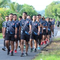 Prajurit Kodim 1505/Tidore Laksanakan Olahraga Rutin dengan Jalan Sehat dan Bermain Voli