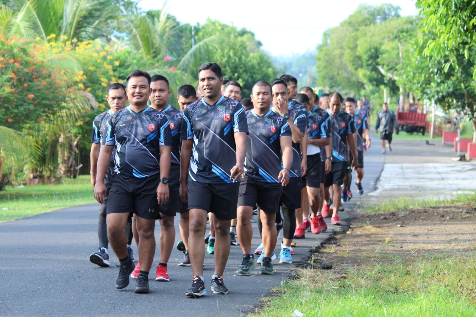 Prajurit Kodim 1505/Tidore Laksanakan Olahraga Rutin dengan Jalan Sehat dan Bermain Voli