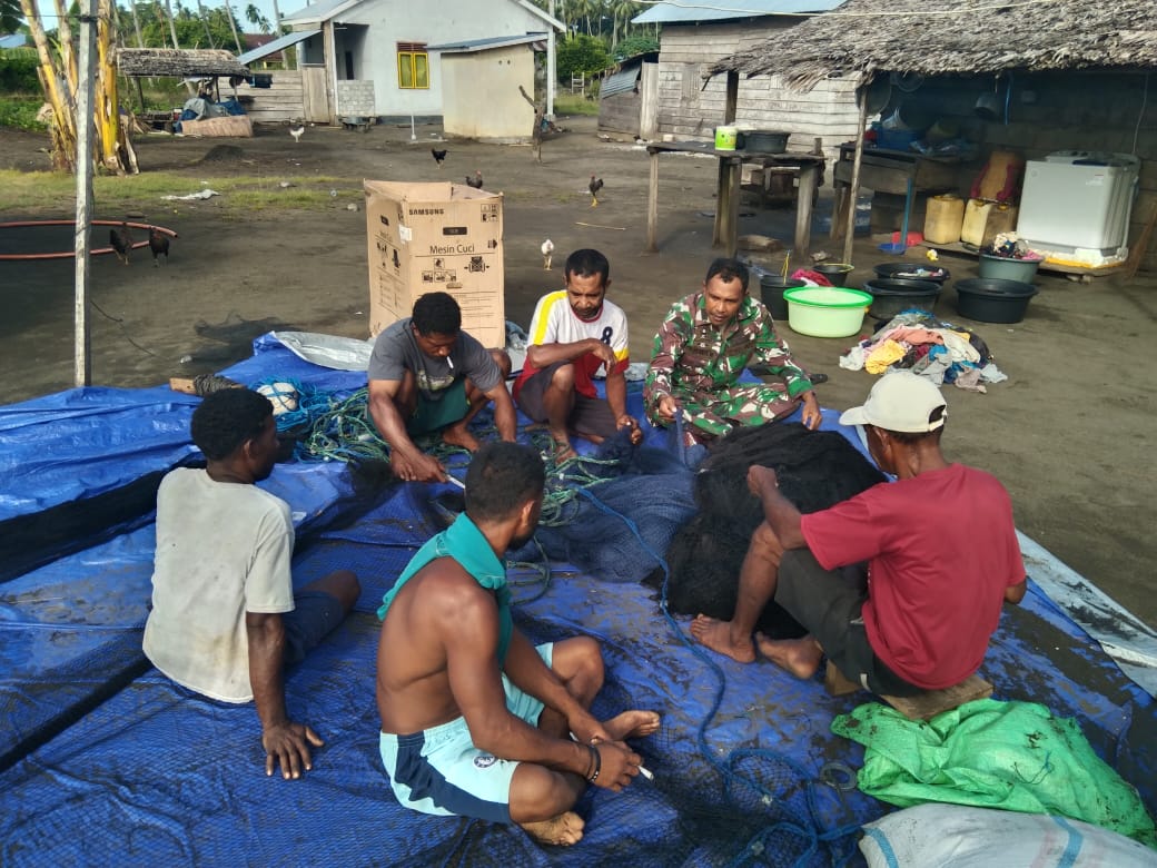 Babinsa Koramil 1505-03 Maba Jalin Komunikasi Sosial dengan Nelayan