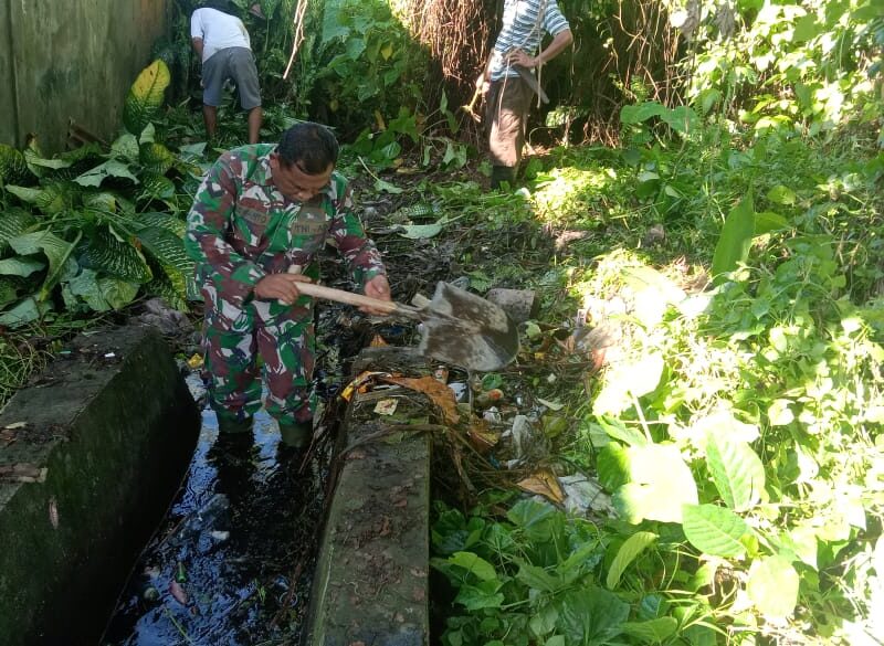 Babinsa Kodim 1505 Tidore Bersama Warga Gotong Royong Bersihkan Saluran Air