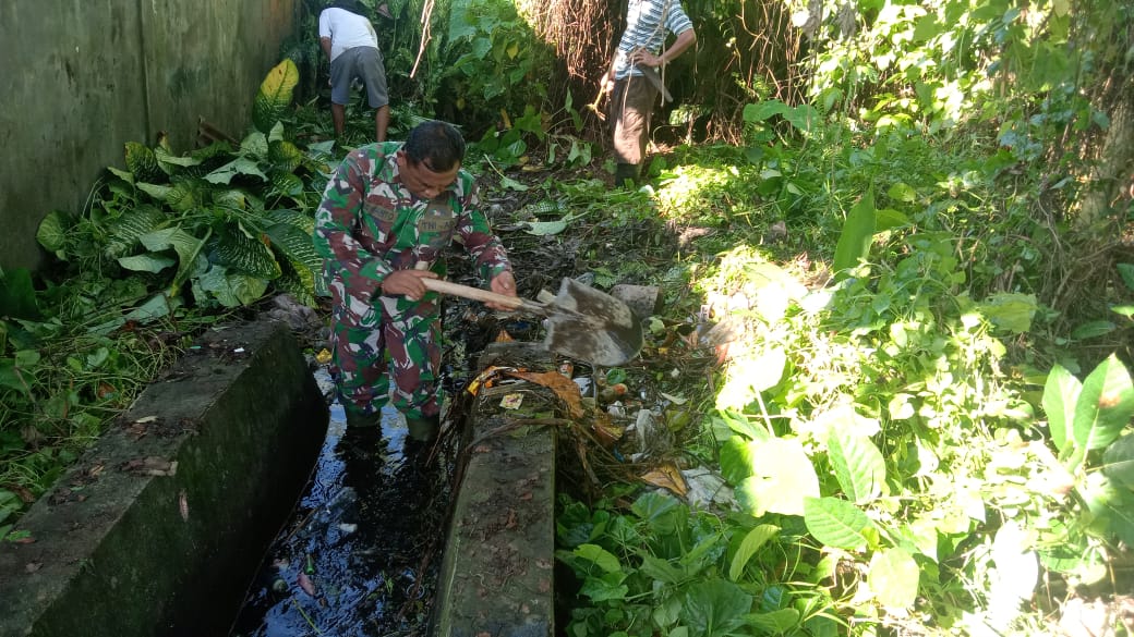 Babinsa Kodim 1505 Tidore Bersama Warga Gotong Royong Bersihkan Saluran Air