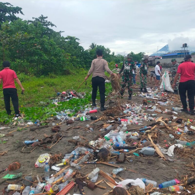 Jaga Keindahan Pantai, Koramil 1505-05/Sofifi Rutin Gelar Jumat Berkah Bersihkan Pesisir Pantai