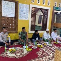 Babinkamtibmas Kelurahan Sukamulya Hadiri ISRO MI’ROJ di Mushola Roudhtul Iman