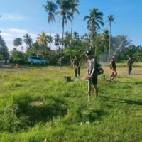 Anggota Koramil 1505-02 Wasile Bersama Warga Bersihkan Lapangan Bola Voli Anggota Koramil 1505-02 Wasile Bersama Warga Bersihkan Lapangan Bola Voli