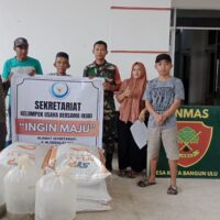 Babinsa Lakukan Pendampingan Pada Petani Ikan Dalam Penyerahan Bibit dan Pakan Ikan