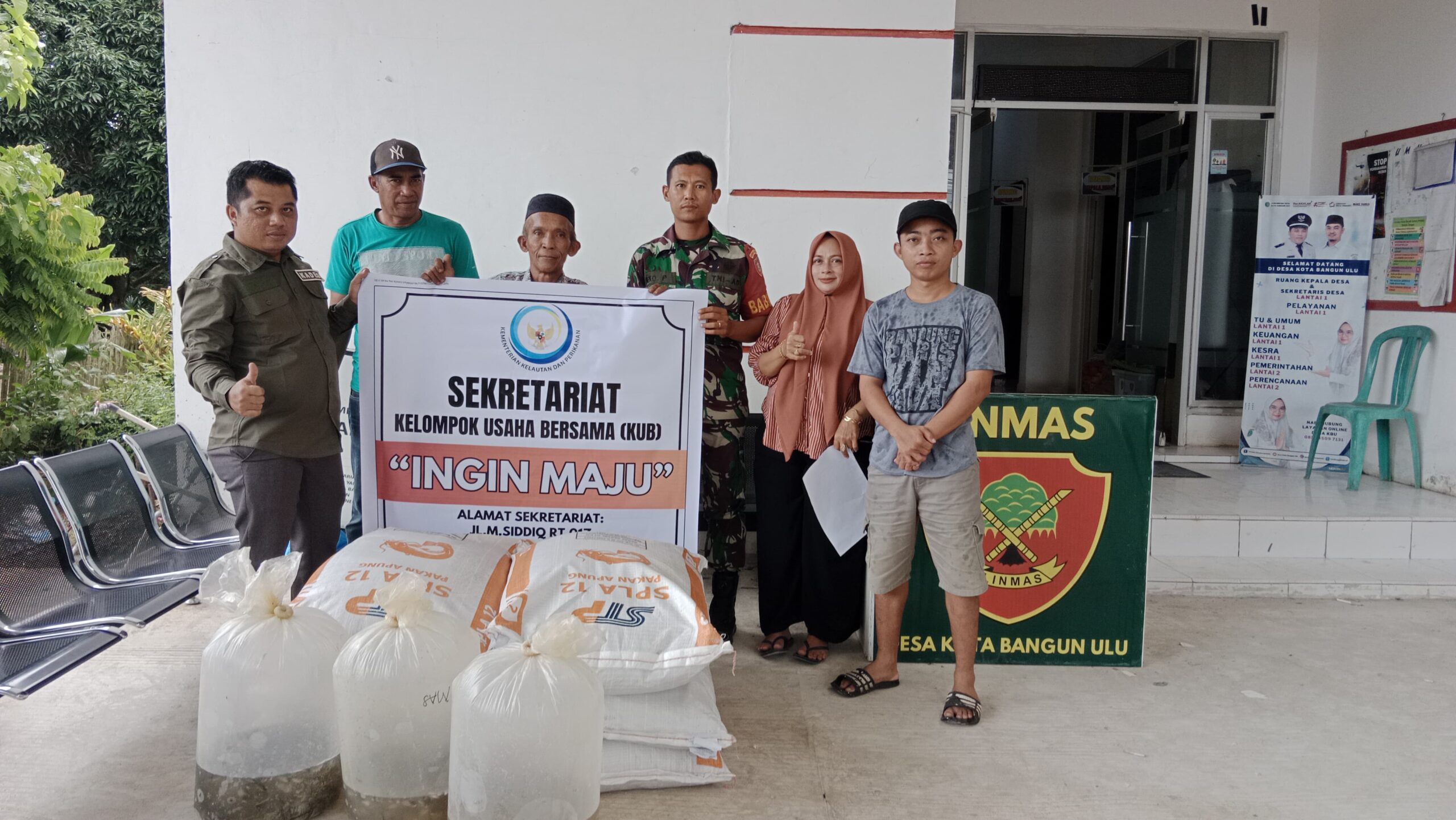 Babinsa Lakukan Pendampingan Pada Petani Ikan Dalam Penyerahan Bibit dan Pakan Ikan