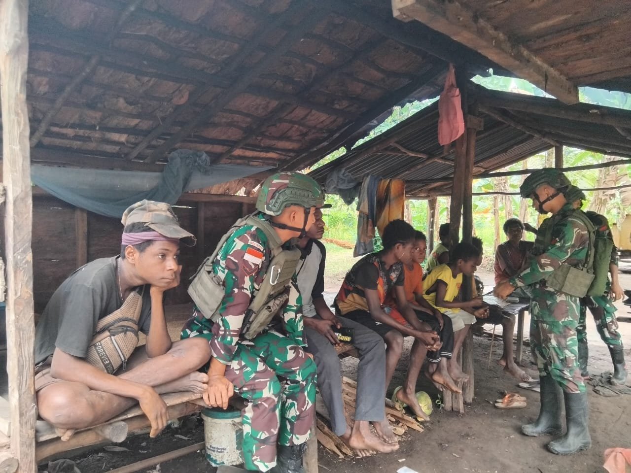 Bersama Rakyat dan TNI Kuat, Yonif 312/KH dan Warga Kampung Yakyu Bersinergi