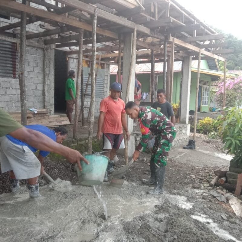 Babinsa Koramil 1505-04 Oba Bersama Warga Gotong Royong Bantu Pengecoran Teras Rumah