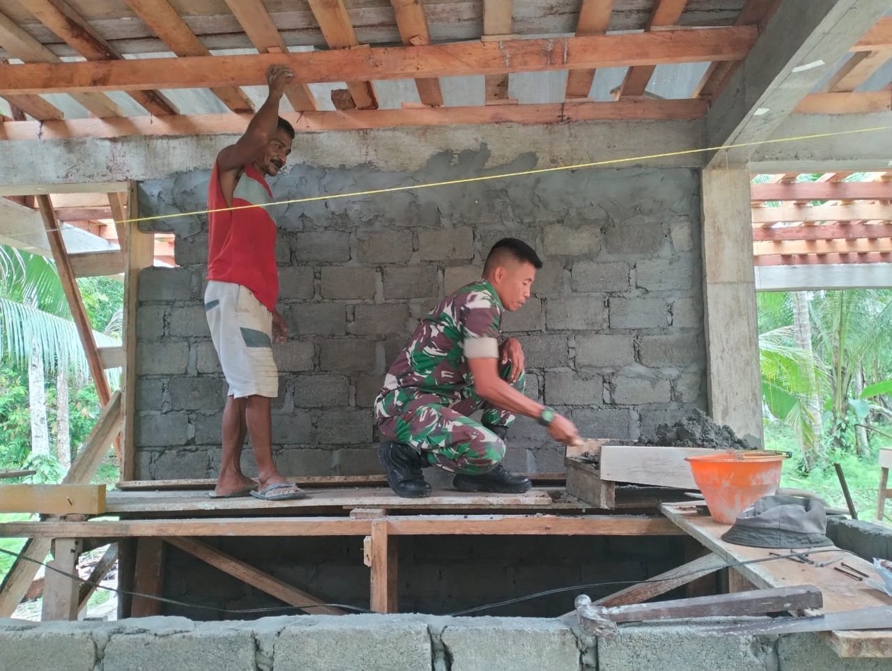 Dekat dengan Rakyat, Babinsa Koramil 1505-04 Oba Bantu Pembangunan Rumah Warga