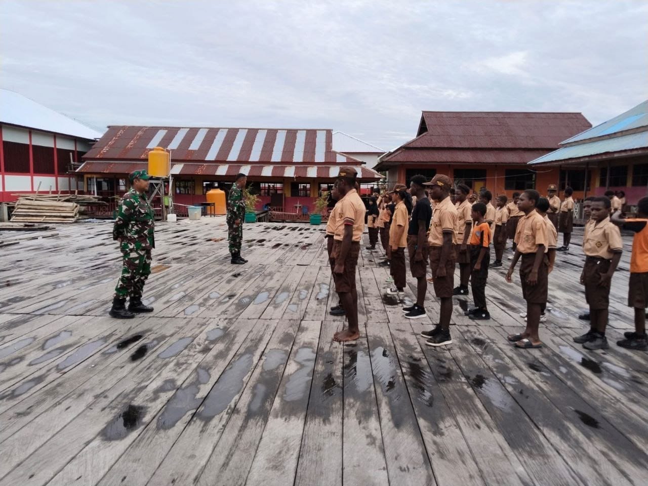 Tanamkan Disiplin Sejak Dini, Babinsa Koramil Mapurujaya Latih PBB Siswa Sekolah Dasar
