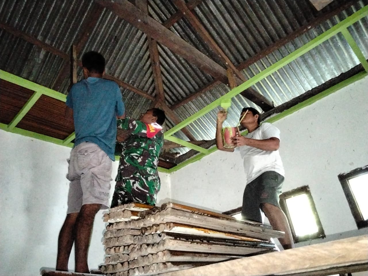 Peduli Warga Binaan, Babinsa Koramil 1505-04 Oba Ikut Bantu Pasang Plafon Rumah