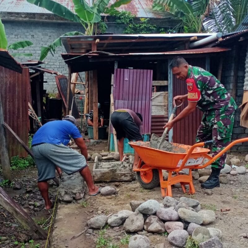 Peduli Warga, Babinsa Koramil 1505-05/Sofifi Turun Tangan Bantu Warga Bangun Pondasi Dapur