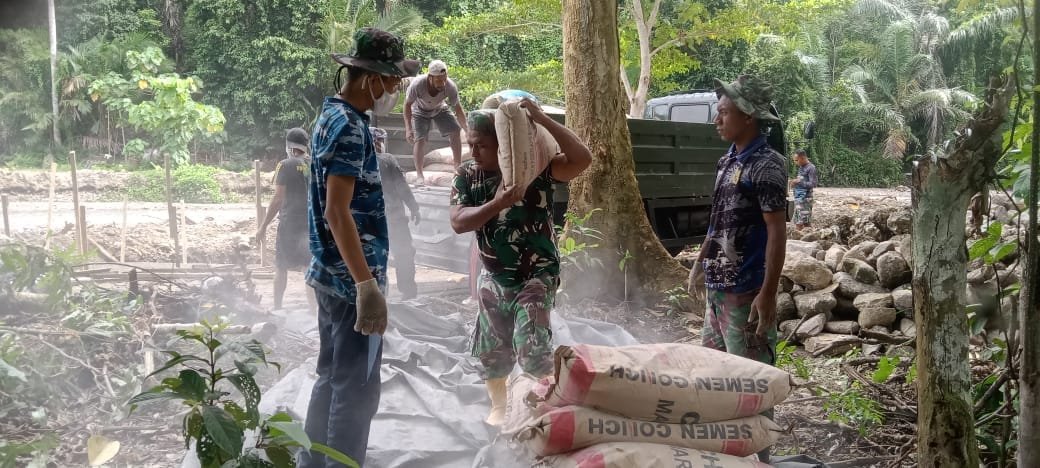 Semangat Gotong Royong, Prajurit TNI Satgas TMMD Ke-123 Kodim 1510/Sula Turunkan Material Semen Untuk Pembangunan Talud