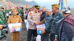 Kapolres Probolinggo Bagikan Sembako ke Pelaku Usaha Kecil di Bromo