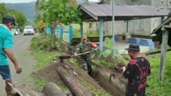 Babinsa dan Warga Kompak, Bersihkan Selokan Demi Kelancaran Aliran Air