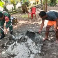 Sinergi TNI-Rakyat! Babinsa Koramil 1505-04/Oba Bantu Warga Talasi Bangun Pondasi Rumah