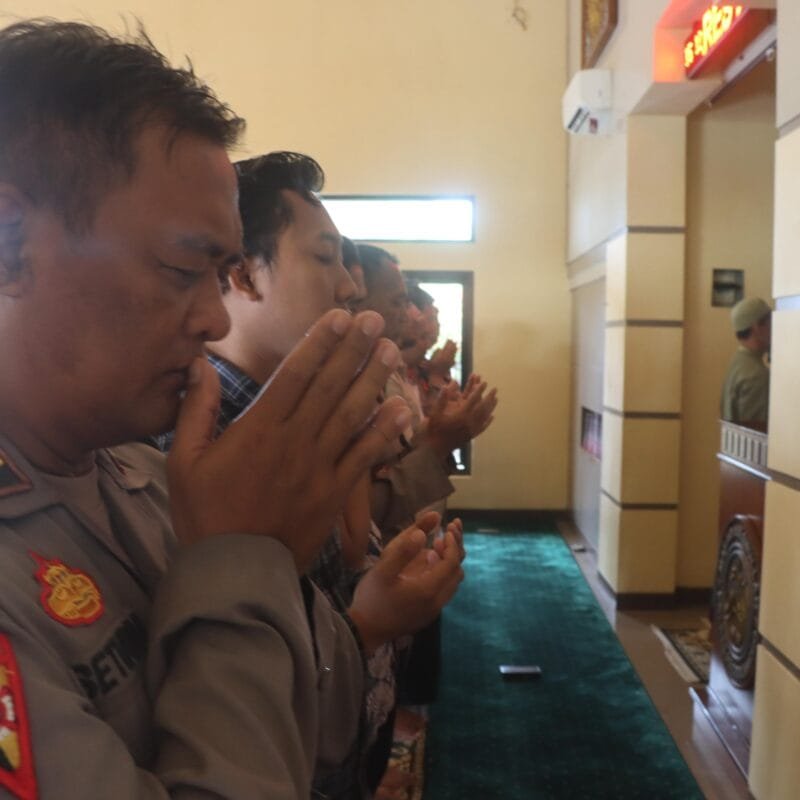 Polres Probolinggo Gelar Shalat Gaib untuk 3 Anggota Polri yang Gugur di Way Kanan