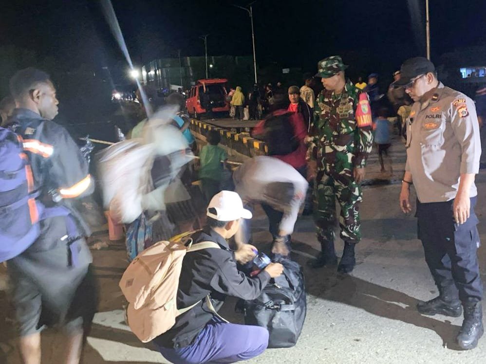 Jelang Hari Raya Idul Fitri 1446 H, Babinsa Mapurujaya Laksanakan Monitoring dan Pengamanan di Pelabuhan Poumako