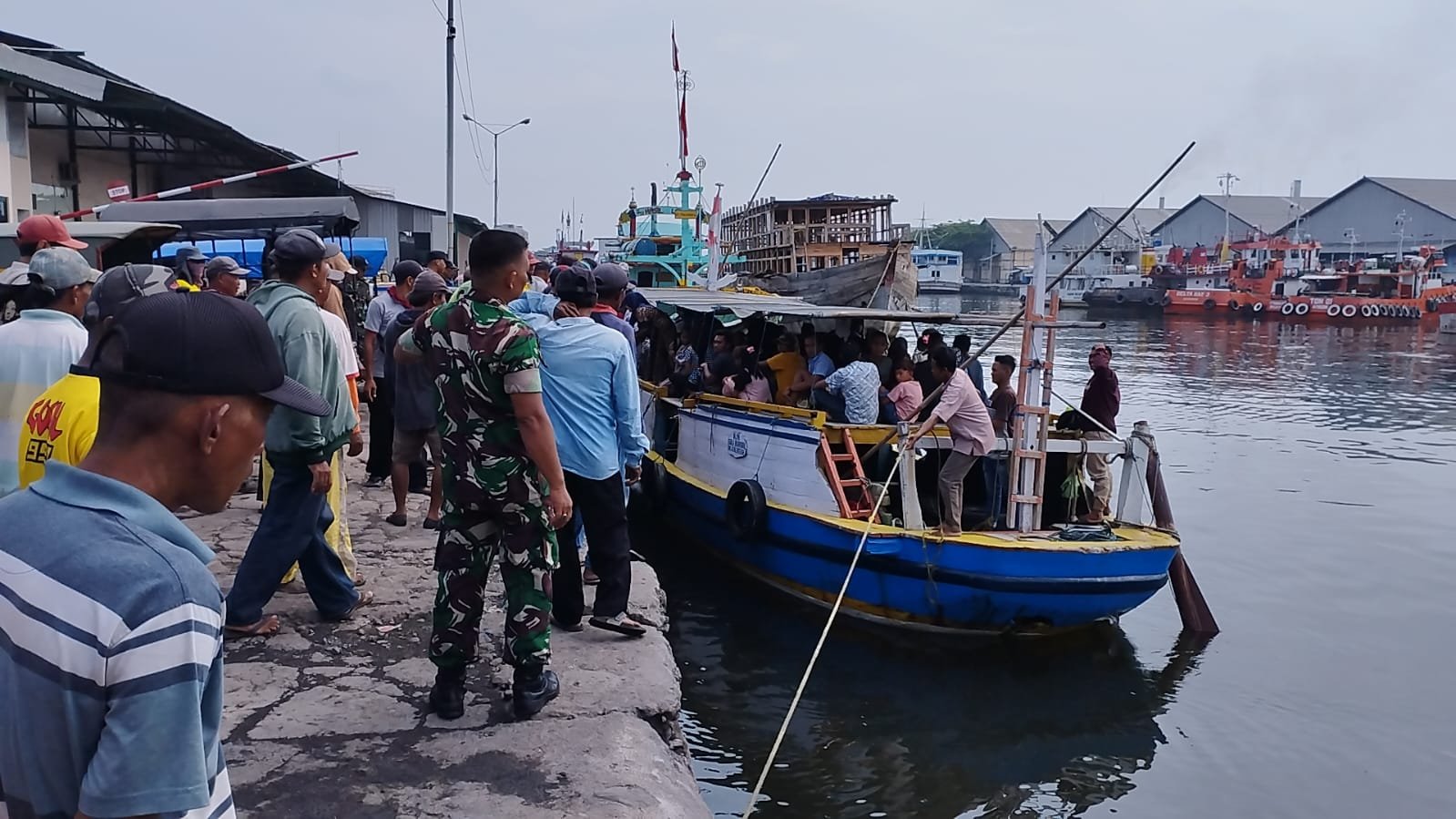 Koramil Sumberasih Amankan Aktivitas Pelabuhan Tanjung Tembaga Menjelang Idul Fitri
