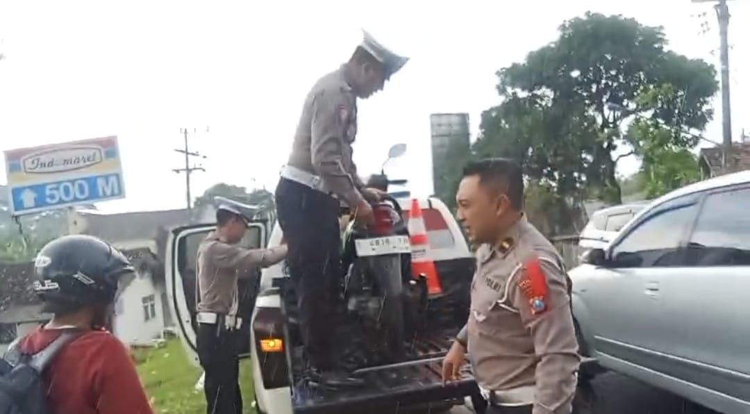 Polisi Probolinggo Bantu Pemudik, Angkut Motor Mogok di Jalan Raya Leces
