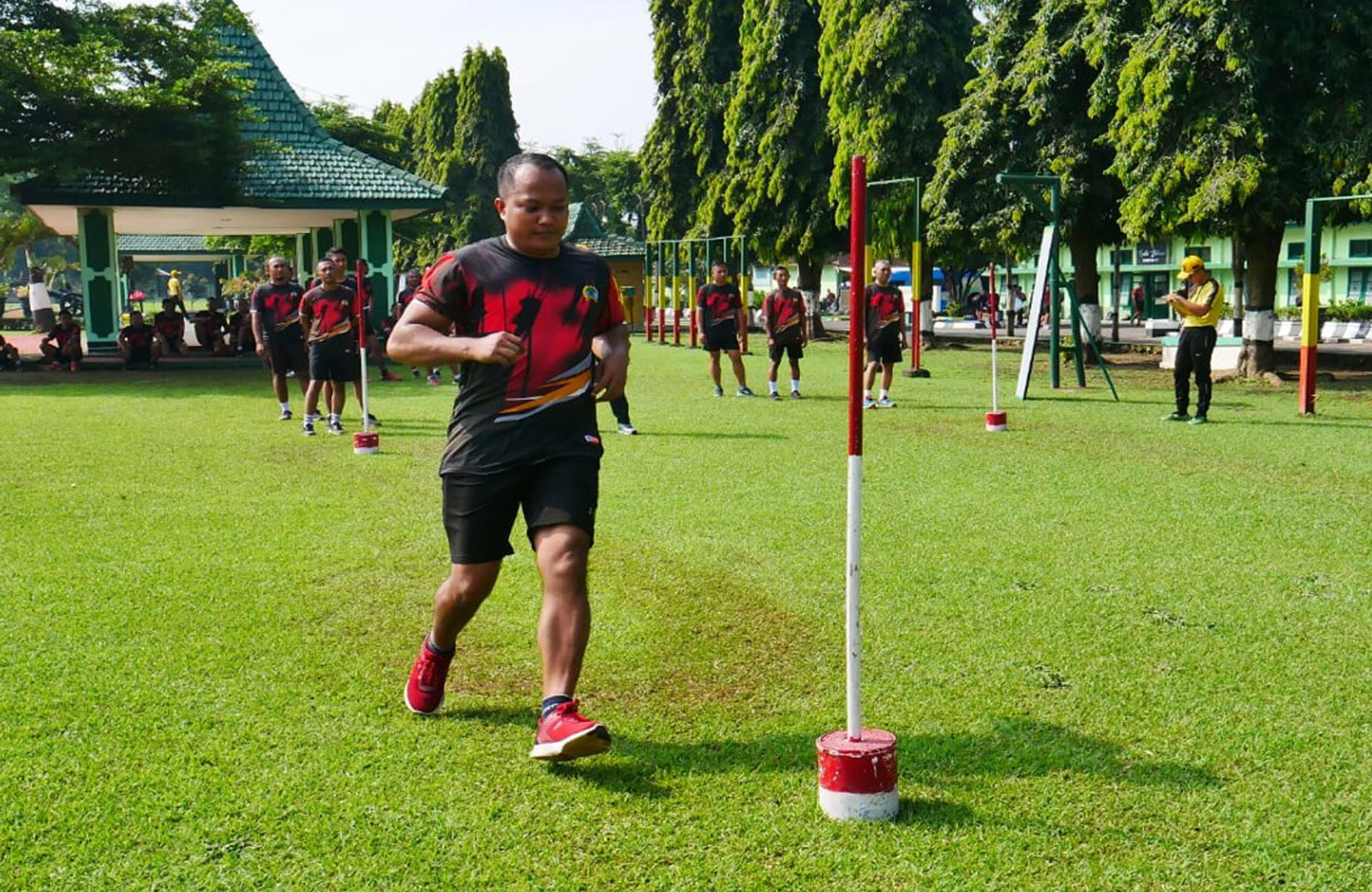 Uji Kemampuan Fisik Prajurit Kodim 0808/Blitar Melalui Samapta Periodik