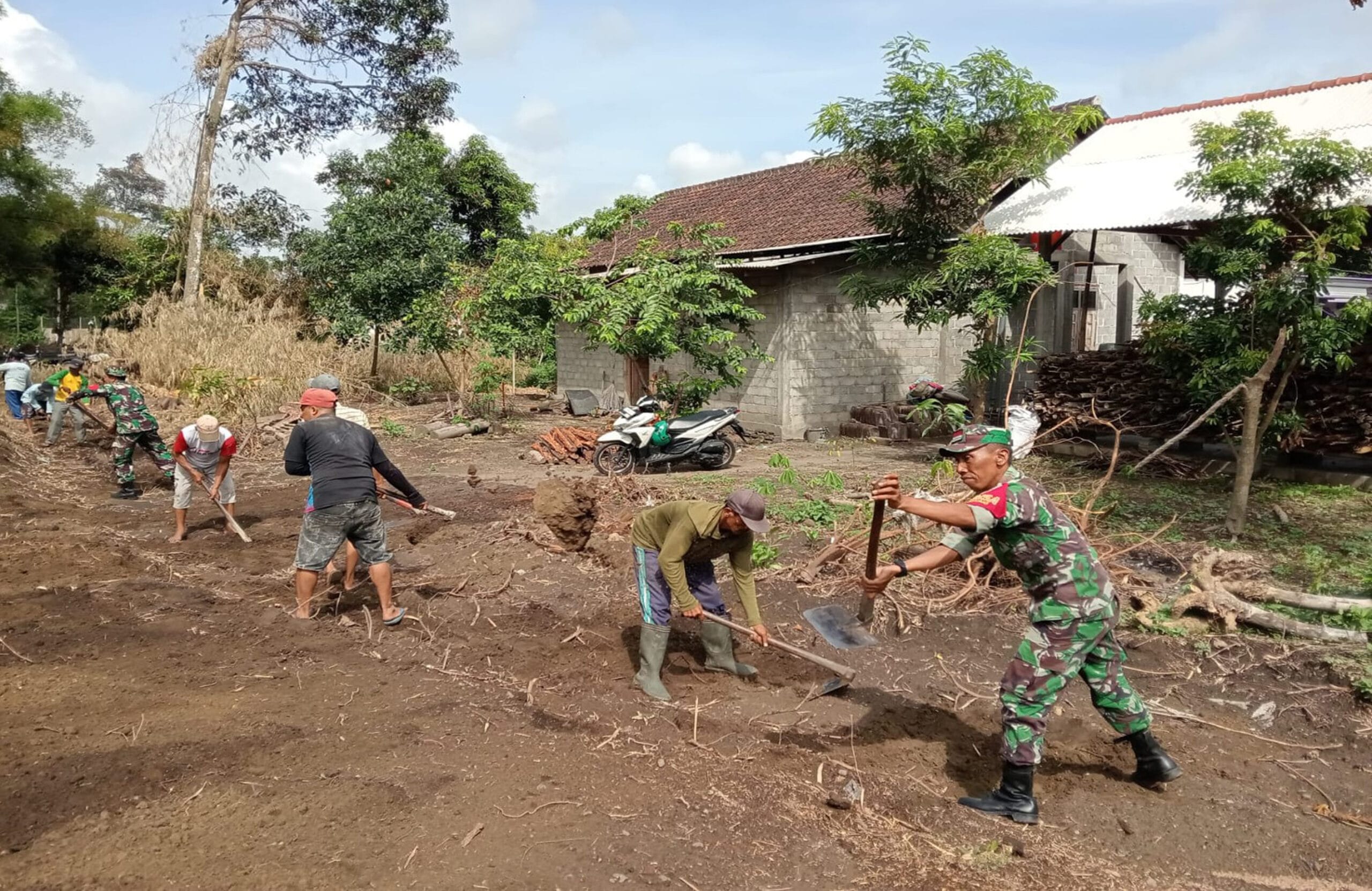 Babinsa Karang Gondang Bersama Warga Bersihkan Jalan Dusun, Lindungi Lingkungan Dan Pererat Silaturahmi