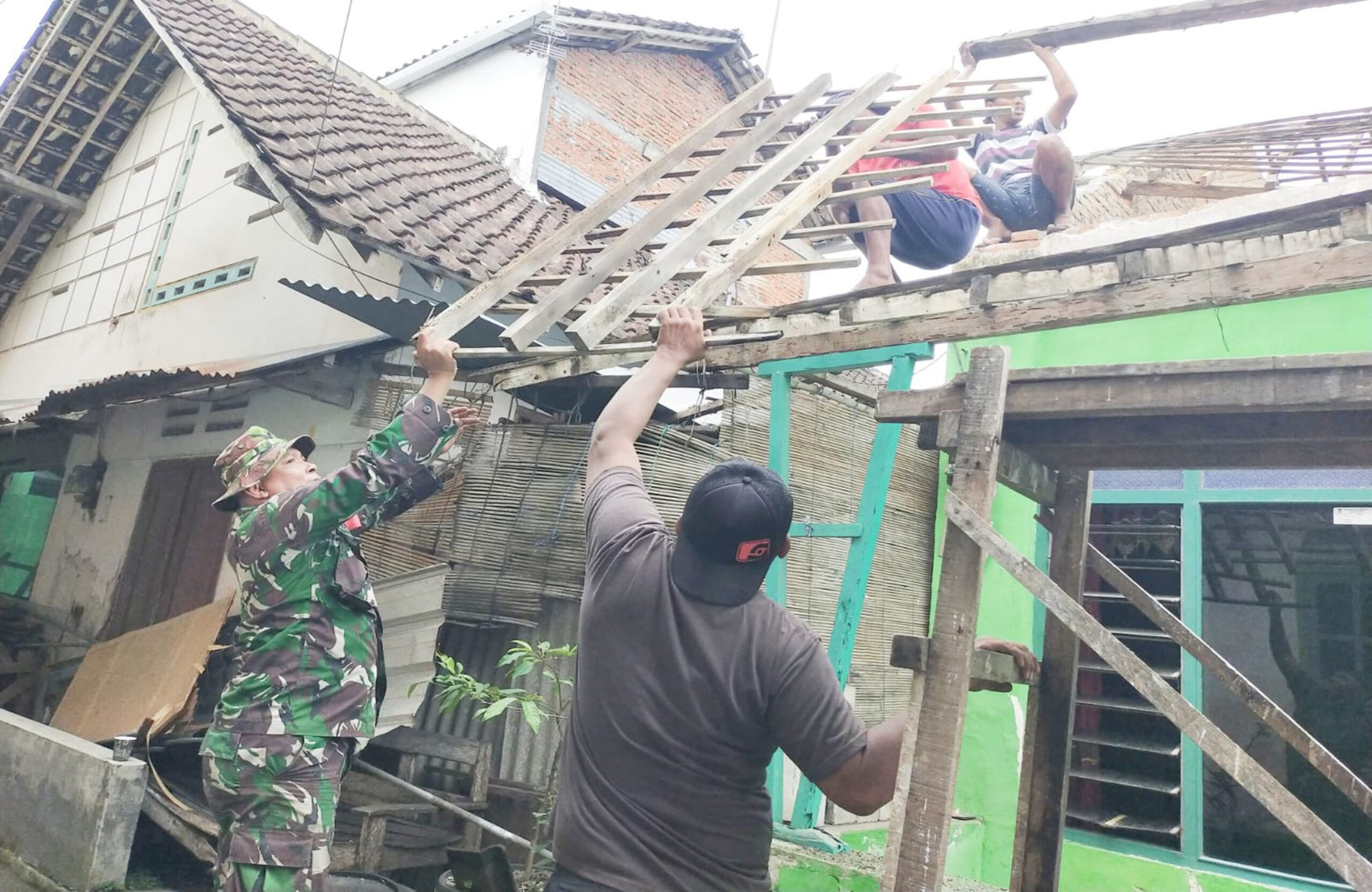 Kepedulian Bersama, Babinsa Beserta Masyarakat Kepanjenkidul Gotong Royong Perbaiki Atap Rumah Warga