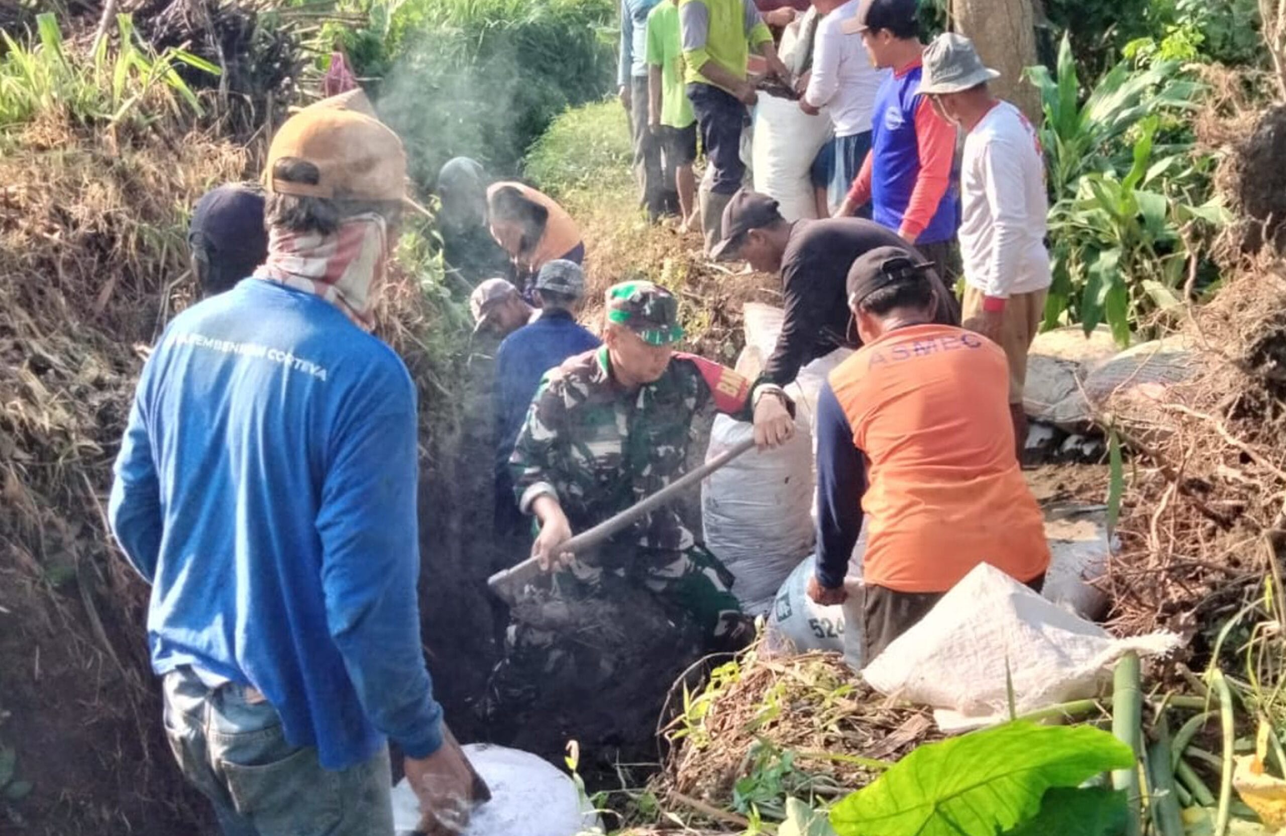 Gotong Royong Babinsa Sumberagung Dan Poktan Tirto Agung Bersihkan Saluran Air Untuk Kelancaran Irigasi