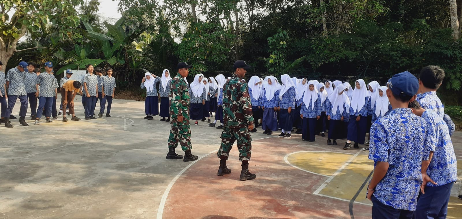 Babinsa Latih PBB Siswa SMPN 9 Barabai dalam Peringatan Hardiknas