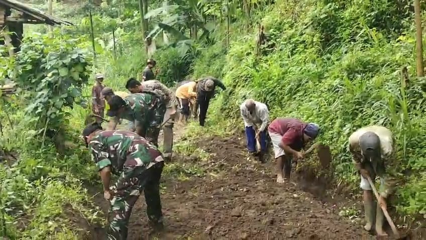 TNI dan Warga Kompak! Koramil 0820/09 Lumbang Gelar Kerja Bakti Pelebaran Jalan di Desa Negororejo Probolinggo