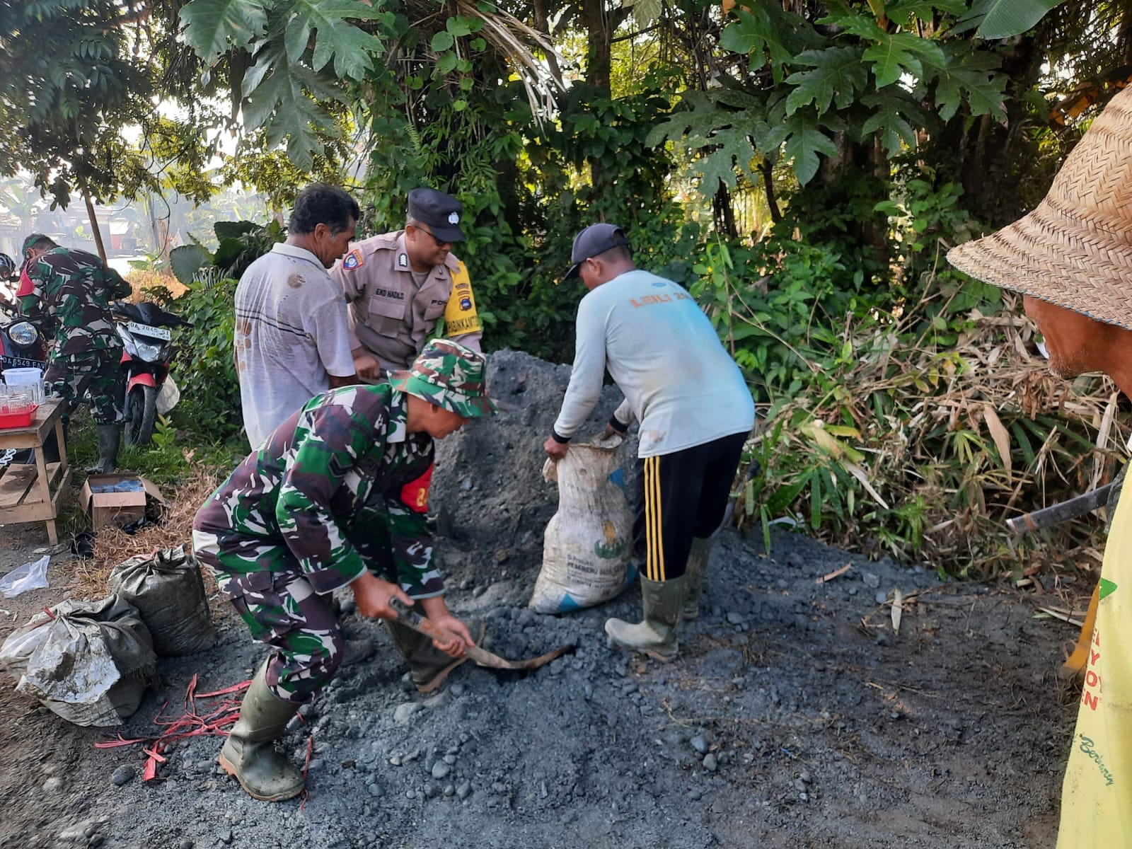 Sinergi TNI dan Warga Desa Pengambau Hilir Luar Wujudkan Jalan Impian Lewat TMMD ke-124 Kodim 1002/HST