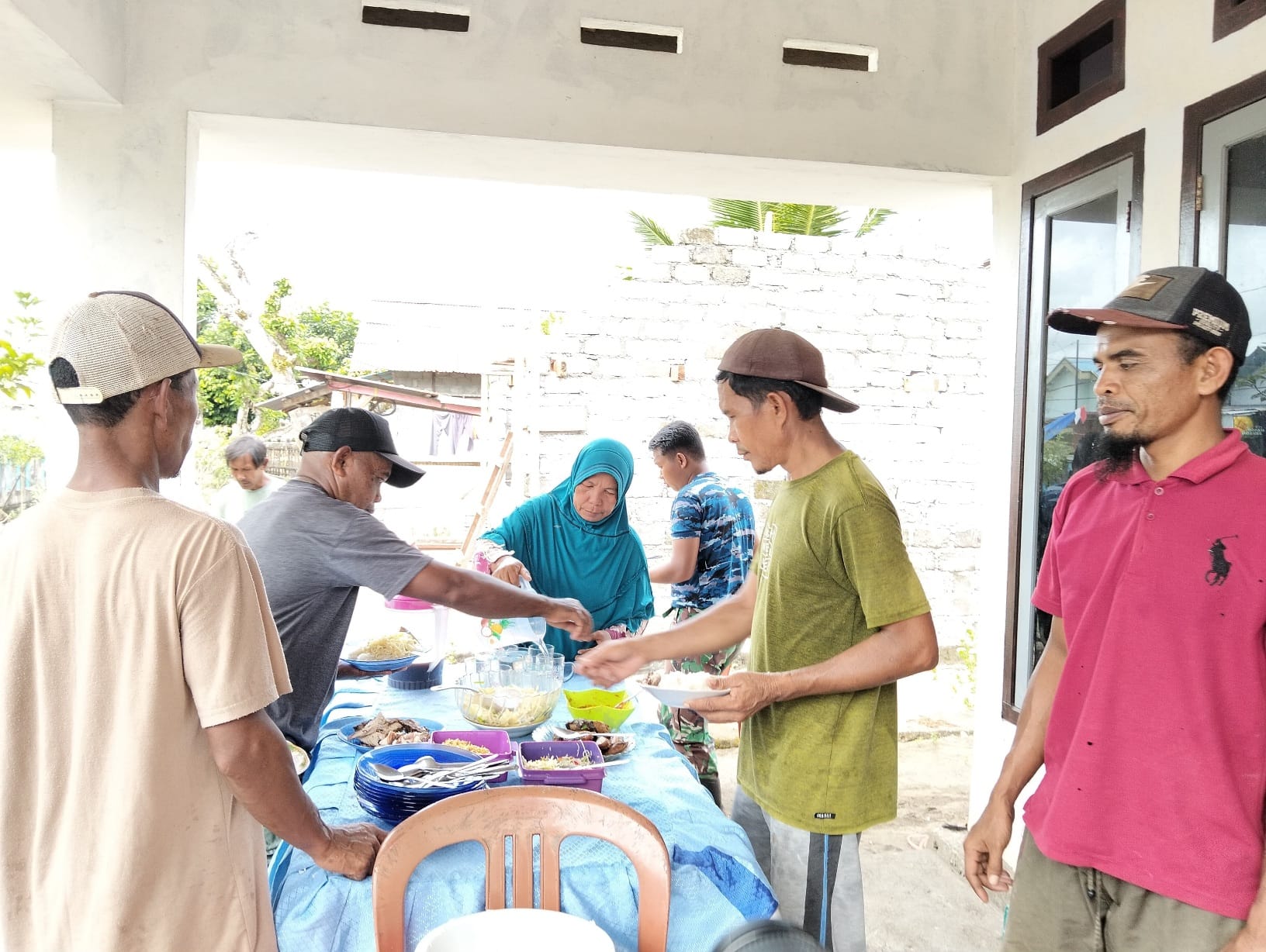 Penuh Kekeluargaan, Warga Siapkan Makan Siang Untuk Satgas TMMD Ke-124 Kodim 1501/Ternate