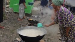 Semangat Ibu-ibu Haruyan Dukung Satgas TMMD Lewat Masakan Lezat
