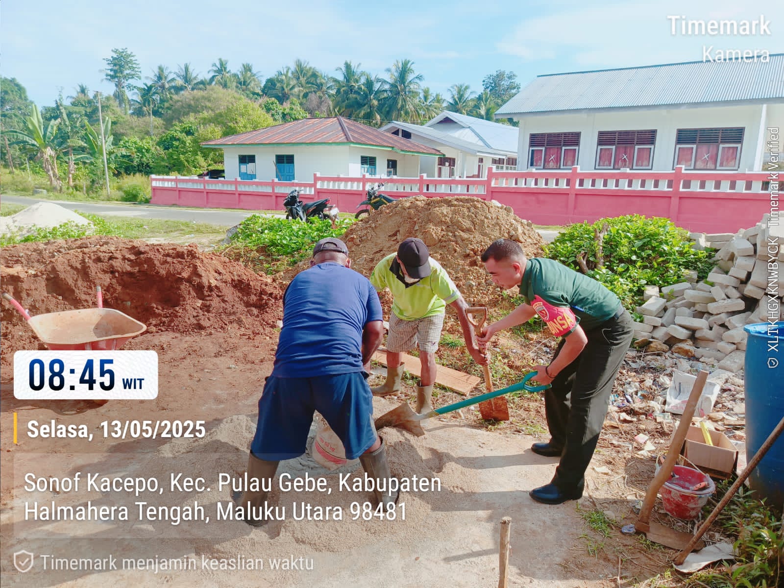 Pererat Silaturahmi, Babinsa Ramil 1512-03/Gebe Bantu Warga Buat Pondasi Rumah