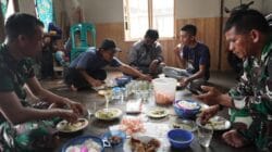 Makan Siang Satgas TMMD dan Warga di Haruyan Penuh Kehangatan