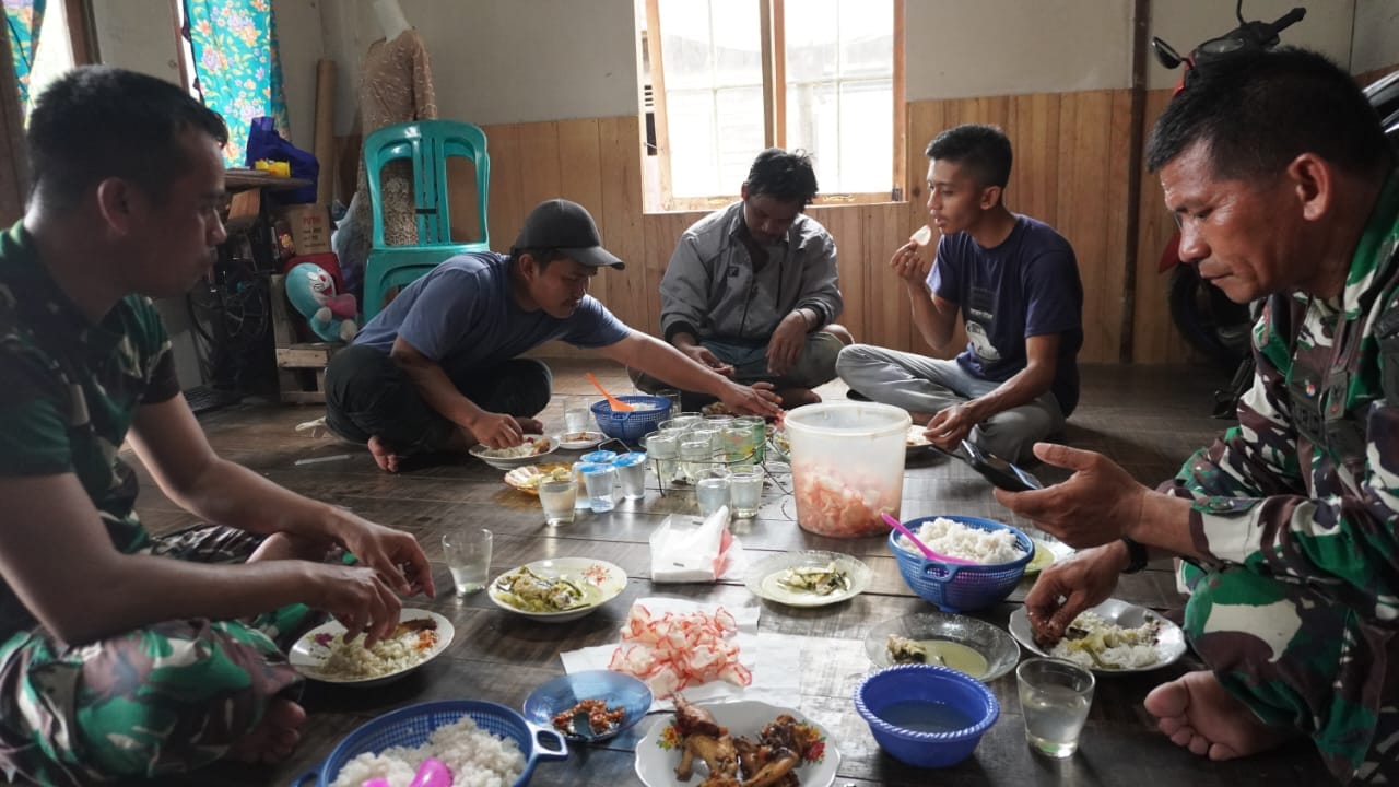 Makan Siang Satgas TMMD dan Warga di Haruyan Penuh Kehangatan