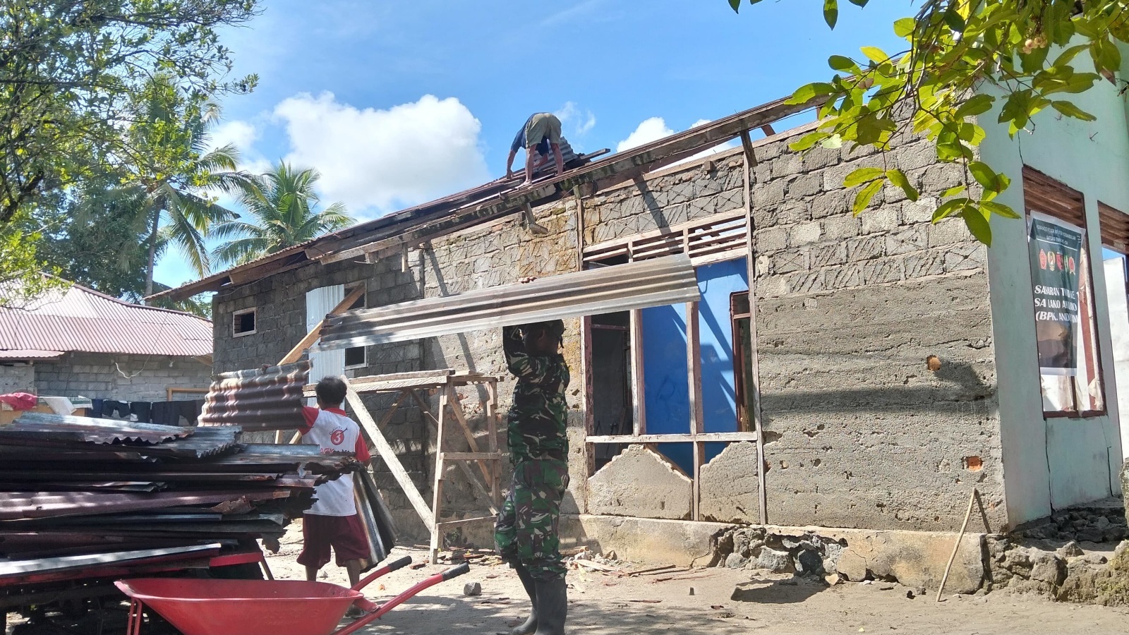 Satgas TMMD Mulai Renovasi Rumah Tidak Layak Huni di Desa Lako Akelamo Milik Bapak Andri Yamin