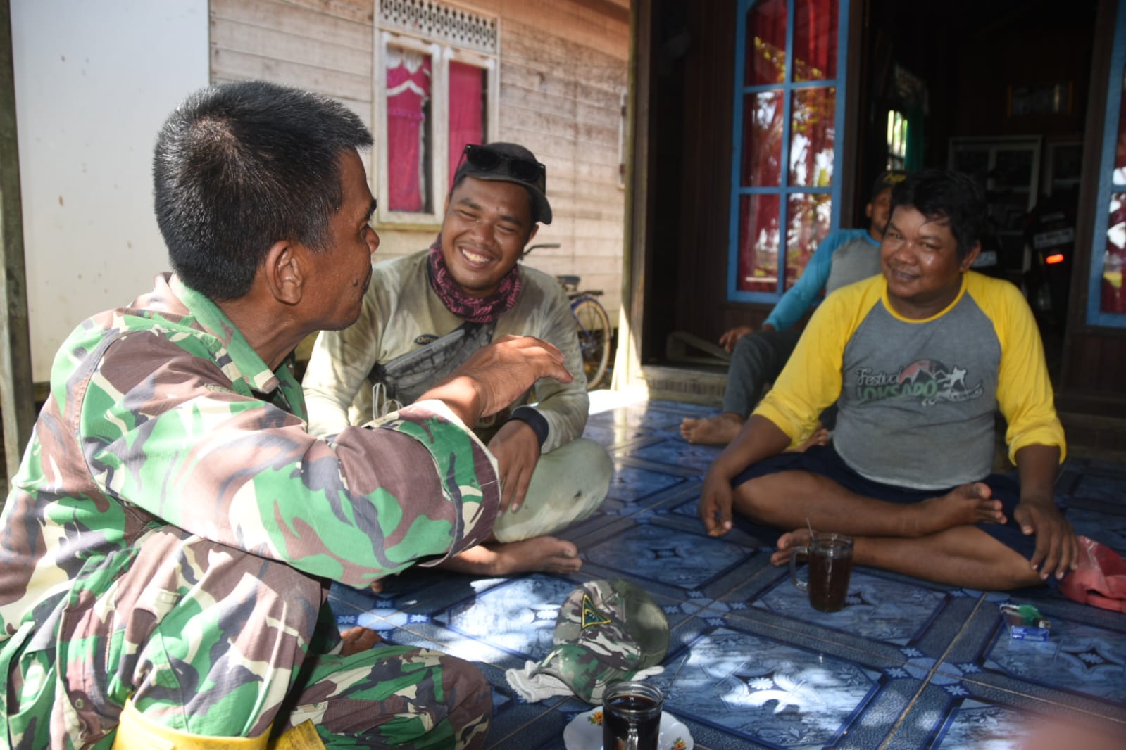 Dari Secangkir Kopi, Satgas TMMD Kodim HST dan Warga Semakin Akrab