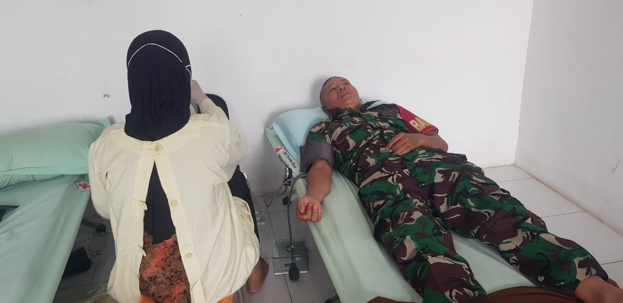 Koramil Jajaran Kodim 0820/Probolinggo Gelar Kerja Bakti dan Donor Darah Bersama Warga