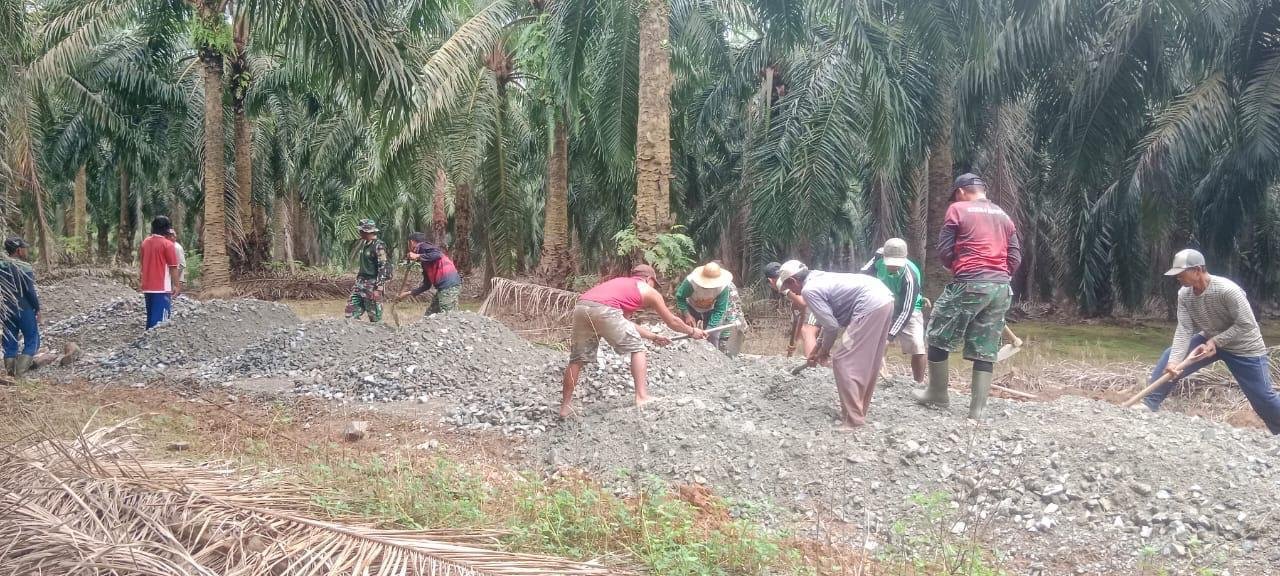 Satgas TMMD Kodim 1009/Tla dan Warga Ratakan Jalan Berkerikil