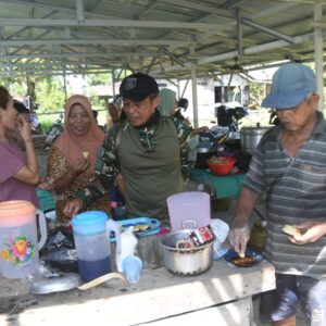 Ibu-Ibu Haruyan Gotong Royong Siapkan Makan Siang Satgas TMMD